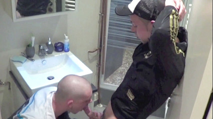 Crunch Boy: 阿拉伯在浴室里吮吸和操一个同性恋