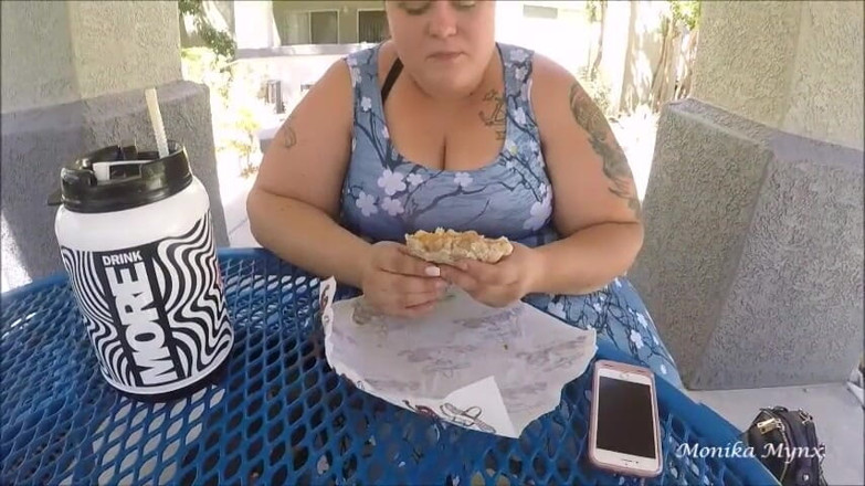 BBW Pleasures: Awek montel super saiz makan burrito besar di kolam