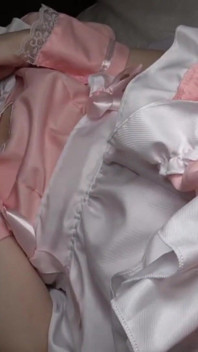 L’adorable soubrette rose et sa future prof vous accueillent avec son premier bonjour le plus doux