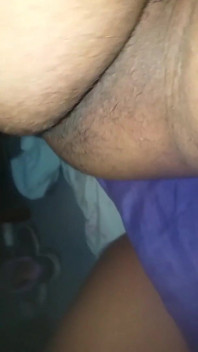 休むメイドのお尻にチンポを突っ込む