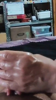 Můj spolubydlící a nejlepší přítel mě honí a nutí mě stříkat!
