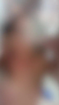 Spermaslet tiener Isabella J in amateur kijkgat-gangbang met oudere jongens