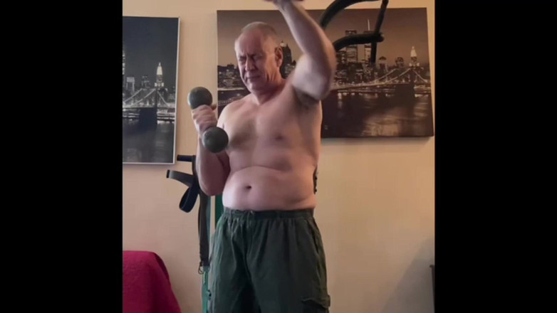 Alex Art: प्रशिक्षण के बाद मजबूत आदमी हस्तमैथुन करता है