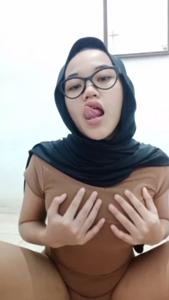 Jilbab69: Kåt hijab onani tills våt