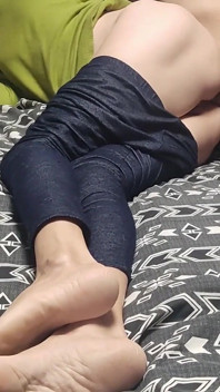 Berbagi ranjang sama ibu tiriku yang super seksi