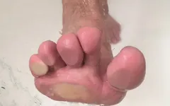 À la maison du travail, aidez-moi à prendre une douche à laver mes gros pieds de travail en sueur - Manlyfoot