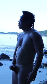 Morgen wellen und muskeln sehnen sich: striptease am meer