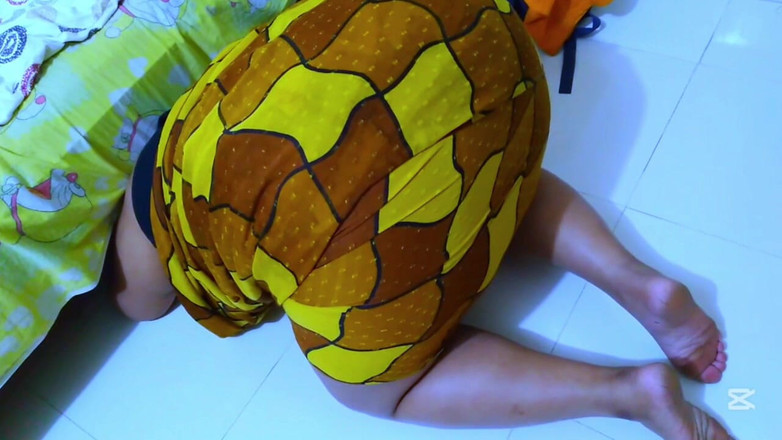 Aria Mia: Tamil stor röv hot maid fastnat under sängen för att...