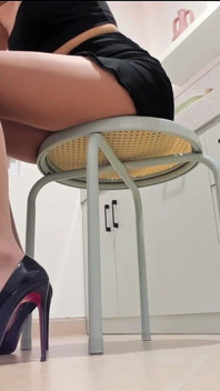 나일론 팬티 스타킹을 입은 섹시한 다리와 펌프 숭배 - 라이브 스트림