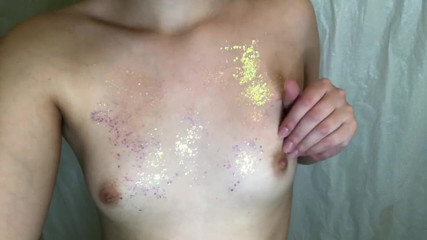 Milky_Pussy: Brilho nos meus peitos pequenos