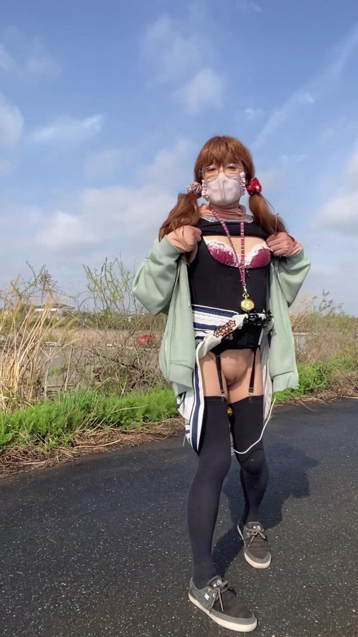 megu2002: No. 185 Exposing My Pussy on the Embankment