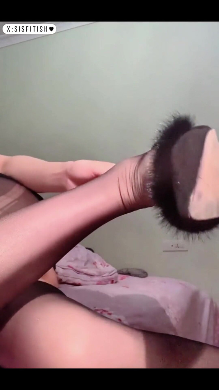 sisfetish: Calze nere cosplay e tacchi alti, un agente di polizia...