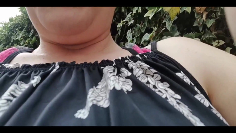 Nicoletta Embassi: Petang yang serene dengan Nicoletta di Taman Impiannya Dengan Banyak...