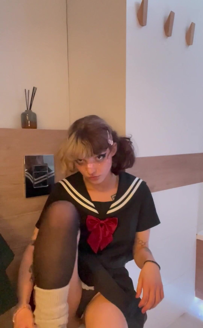 Soft Vulgar: Remaja comel dalam video pendek berpakaian seragam