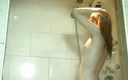 Flash Model Amateurs: Blondă cu țâțe mici care face un duș
