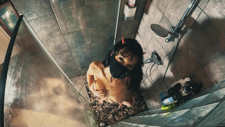 Miss Lilith devil: Утренний душ с фаллоимитатором