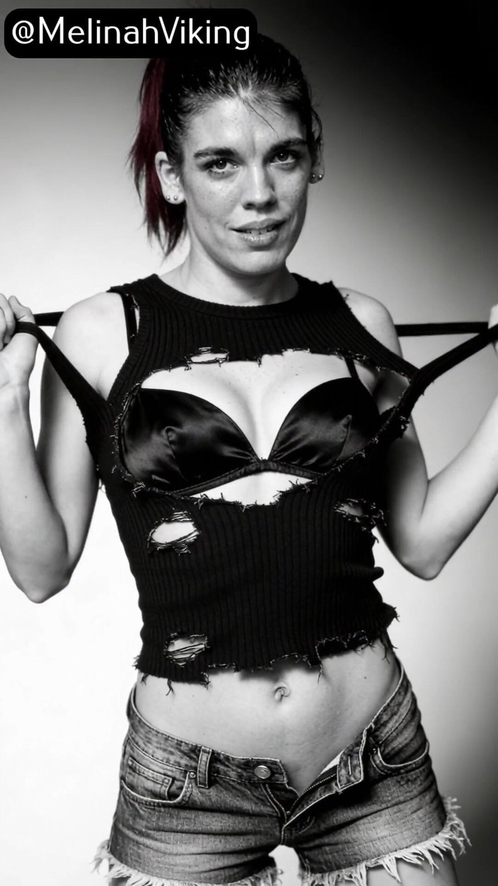 Melinah Viking: B &amp;w škádlení focení