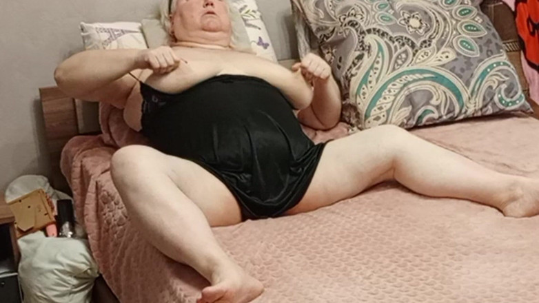 Zona901: Stiefmoeder vingert grote tieten en streelt harig poesje