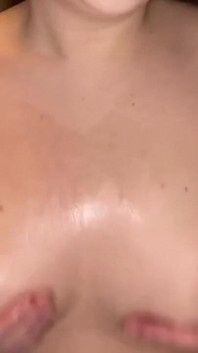 用轻松的背景音乐摩擦我油腻的大奶子