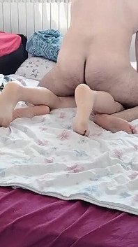 Sinnliche massage eines sexy paares mit Öl auf dem körper. Vorspiel im schlafzimmer mit einem amateur-paar.