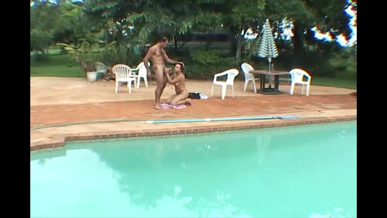 Jerk off and suck until the bitter end: Una teen arrapata con la figa si bagna e succhia...