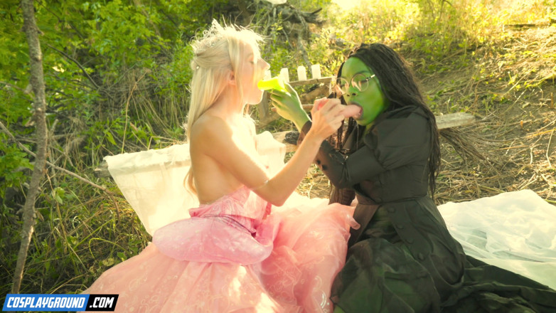 Cosplayground: Ана Фокс трахає Кенну Джеймс гігантським зеленим ділдо, і вони кінчають разом, злий порно косплей пародія