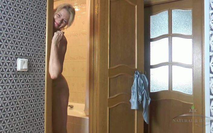 ATK Hairy: Reife blondine duscht ihre flauschige muschi