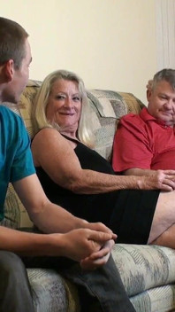 La nonna aiuta il suo patrigno e lui riesce a scoparla