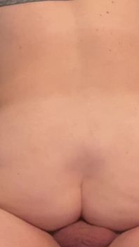 Zralá miluje jízdu na péru a Bušení do zadku, dokud se nevystříkáš!