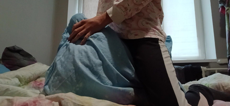 Lesbian-illusion: Awek super kurus menggesel pepeknya di bantal dan memancut dengan...