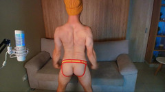 Max_Russell: Snygg rysk kille visar upp sina muskler och rumpa