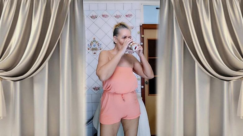 Lukerya: La Casalinga Anziana Lukerya in Cucina. Flirtazione Allegro.