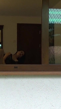 Sbircio la mia vicina sexy alla finestra
