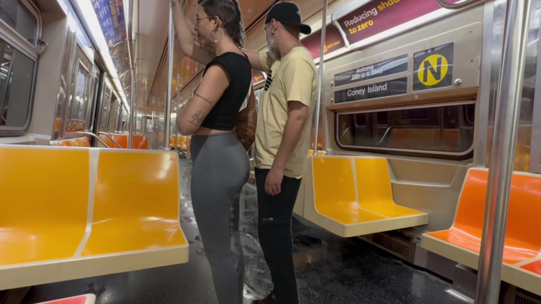 Gabi SweetCouplesStories: Studente krijgt sperma op de metro van New York.