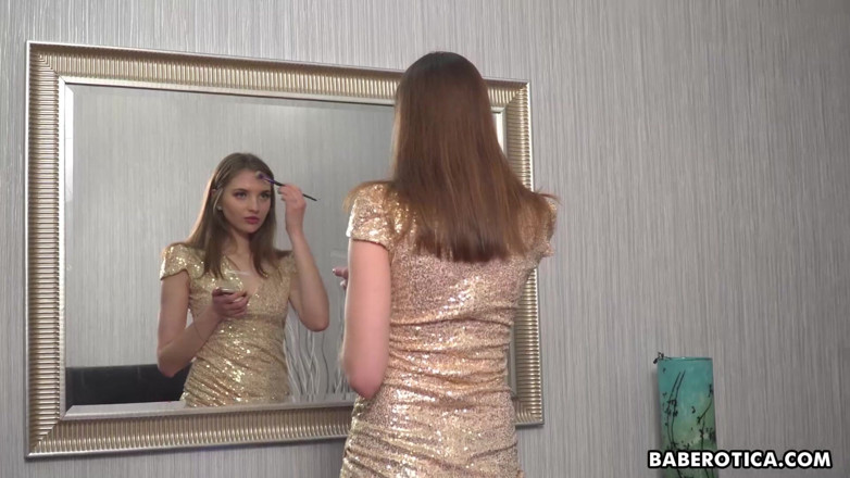 Baberotica: Piękna Vika Lita cieszy się szklanym dildo w lustrze