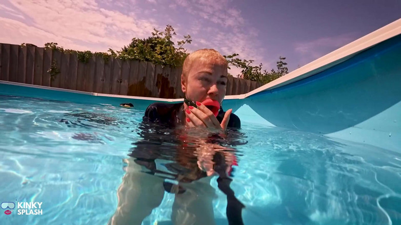 UKCuteGirl Lucy Lauren: Secret Underwater Kink Session in My Pool Hiding From Neighbours