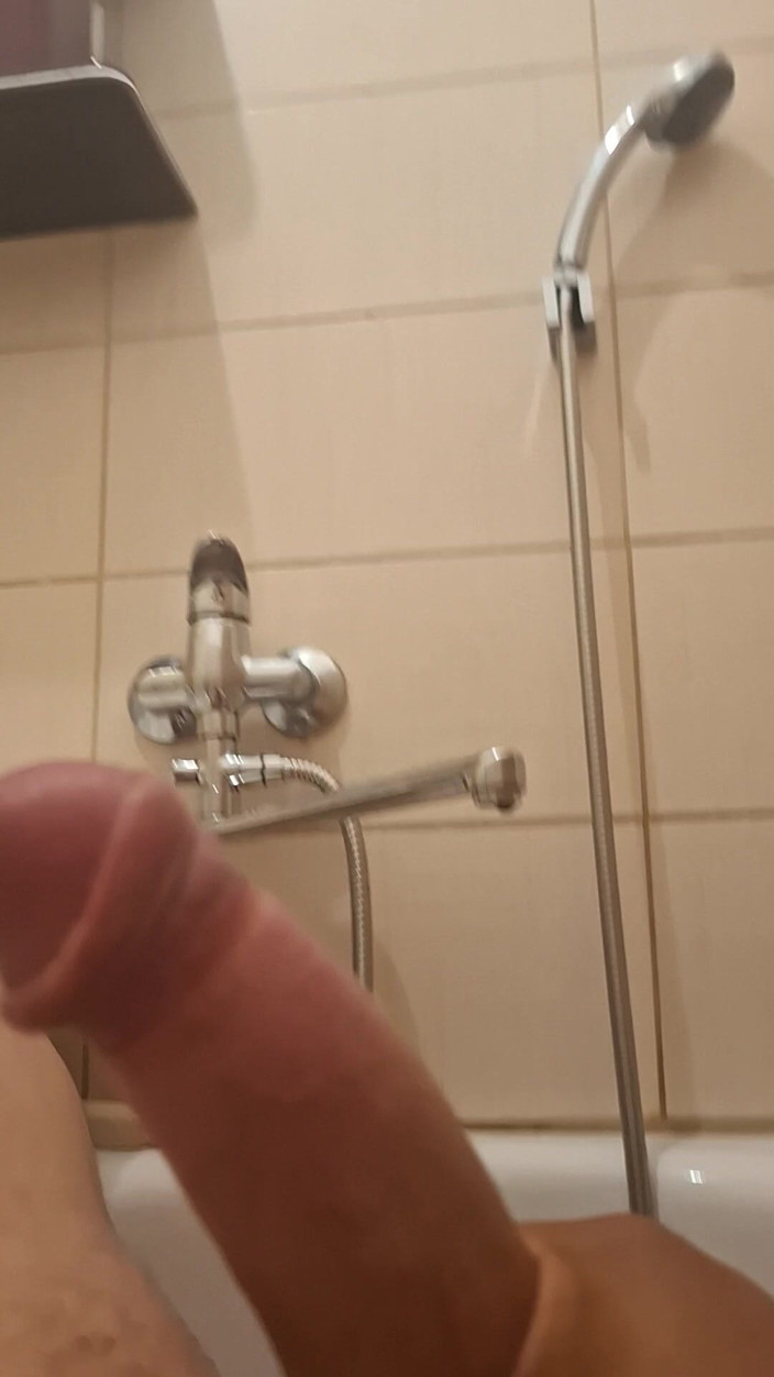 Tomeek Silver: Masturbated in the Bathtub