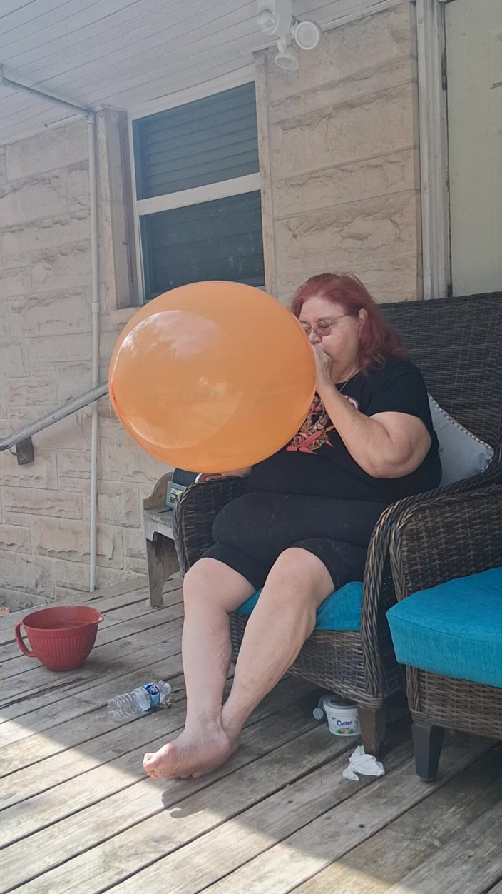 BBW nurse Vicki adventures with friends: 大美の看護師ヴィッキーが巨大な風船を吹き飛ばすリクエストを受けています