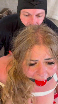 Sandy Candie é suspensa e fodida com força por um creep.