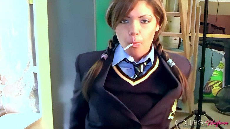 College Uniform: Працює за участю Саманти Бакстон