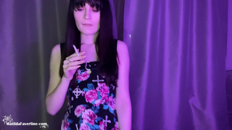 Matilda Faverline: O femeie sexy fumează țigări și se dezbracă la muzică