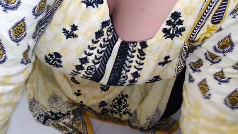 Aria Mia: Hintli ateşli büyük götlü iri güzel kadın hizmetçi ofis patronu...