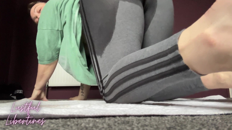 Lustful Libertines: Graue Leggingsbenetzung