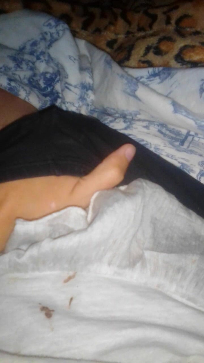 Lesbian-illusion: Voor me speelt mijn stiefvader spelletjes op de computer en...