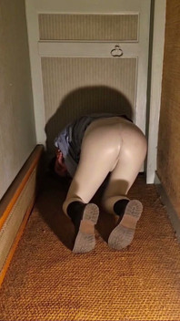 Spanking Und Arsch-exposition Auf Einem Flur