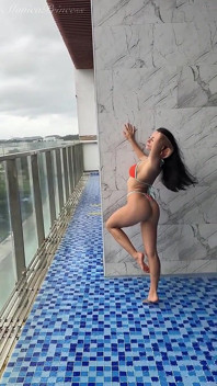 Titty miga w mokrym bikini, podczas gdy wszyscy patrzyli