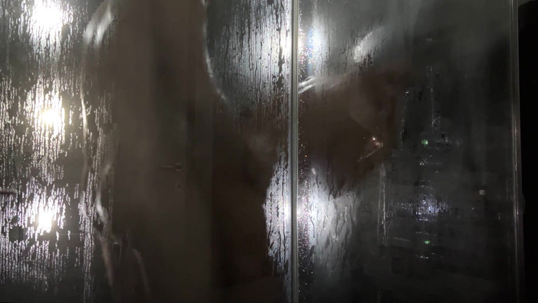 ManMaxCum: 겸둥이 갈색 머리의 비누 질에 미끄러진 자지