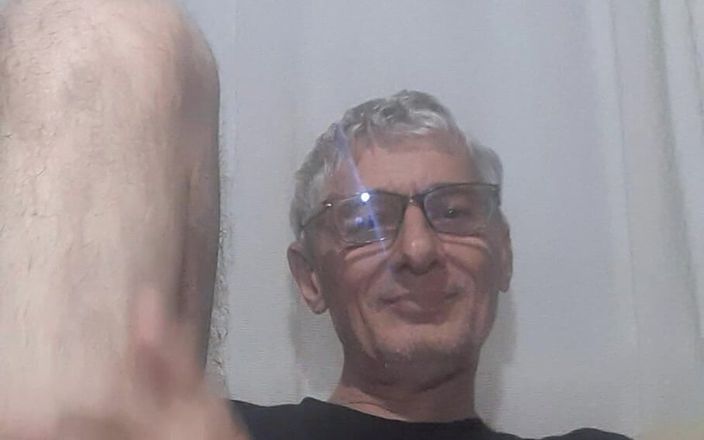 Big uncut hard cock: En vacker man i en T-shirt och underkläder väntar på...