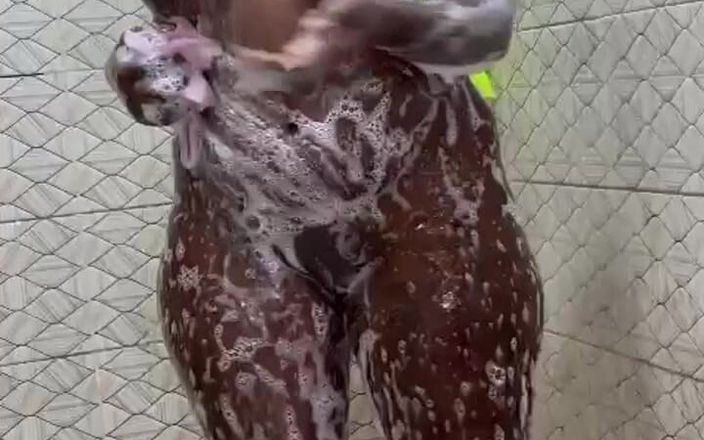 Nasty_hotbabe: Cette salope noire sexy aime se doucher, show sous la...