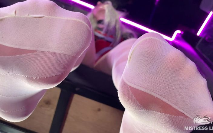 Mistress Legs: Pod stopami kochanki w białych rajstopach na blacie barowej